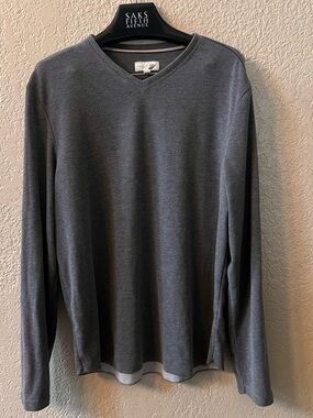 FUNDAMENTAL COAST Mens L
Gray Long Sleeve V-neck Shirt
Soft Quality